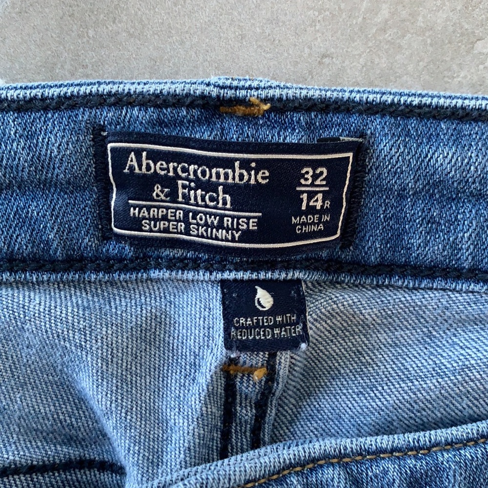 Abercrombie & Fitch - Picture 2 of 5